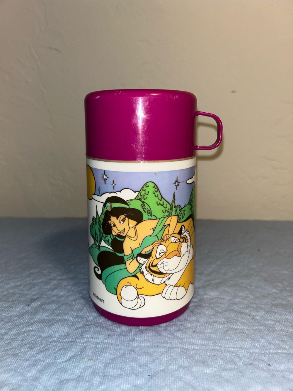 1992 Disney Aladdin plastic thermos featuring Princess Jasmine and Rajah